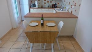 Ceret Pyrenean Star في كريت: زجاجة من النبيذ موضوعة على طاولة خشبية في مطبخ