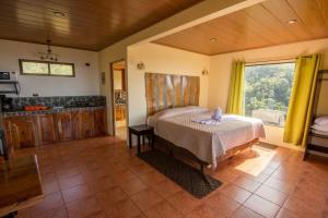 Postel nebo postele na pokoji v ubytování Rainbow Valley Lodge Costa Rica