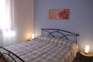 sypialnia z łóżkiem z 2 świecami w obiekcie Profumo di lavanda Taormina w Taominie