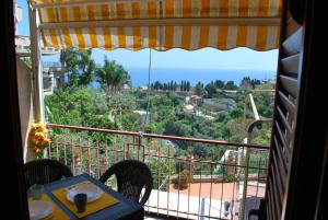 z balkonu ze stołem i krzesłami w obiekcie Profumo di lavanda Taormina w Taominie