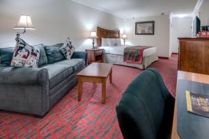 Zona d'estar a Ramada by Wyndham Metairie New Orleans Airport
