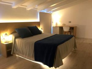ein Schlafzimmer mit einem großen Bett in einem Zimmer in der Unterkunft Hotel Nereida in L'Estartit