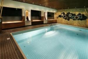 ein großer Pool in einem Gebäude in der Unterkunft Hotel Waldecker Hof in Willingen