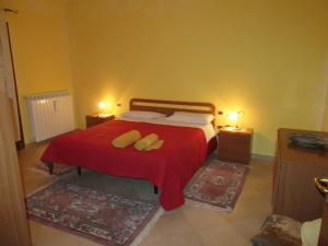 1 dormitorio con 1 cama con 2 almohadas en Casa vacanze Europa, en Geraci Siculo