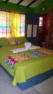 
A bed or beds in a room at The Hibiscus Loft

