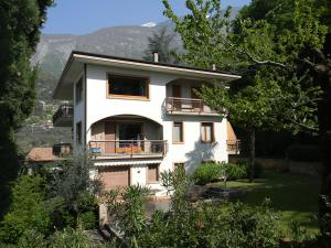 Großes weißes Haus mit Balkon in der Unterkunft Appartamento Dosso Ferri in Malcesine