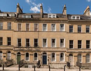 um edifício antigo na cidade em The Kennard Boutique Guesthouse em Bath