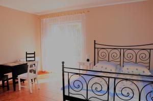 1 dormitorio con cama, escritorio y ventana en Optima, en Mielno