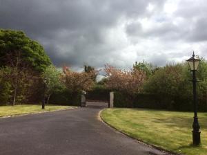 un camino con una luz de la calle en el lateral en Keyfield House en Mullingar