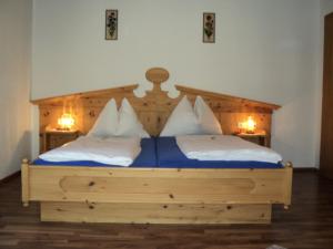 Кровать или кровати в номере Apartmenthaus Gotthardt