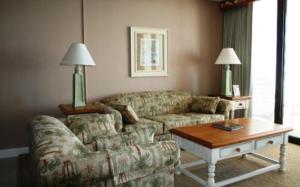 Club Regency at Regency Towers的休息区