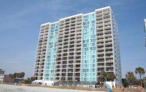 un edificio alto con ventanas azules en la playa en Club Regency at Regency Towers, en Myrtle Beach