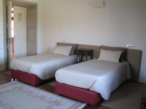 two beds sitting next to each other in a room at Casa da Torre in Sobrosa