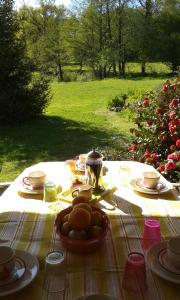 un tavolo da picnic con un piatto di cibo sopra di 17 St Romain a Saulgond
