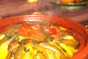 Auberge Migusta في سكورة: وعاء احمر من الطعام مع الفلفل والخضروات