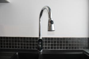 d'un évier avec un robinet. dans l'établissement Cozy Select, à Paris 18 autres photos