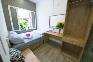 Kleines Zimmer mit einem Bett und einem Fenster in der Unterkunft Ana's House in Nha Trang