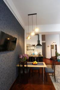 eine Küche und ein Esszimmer mit einem Tisch und Stühlen in der Unterkunft Apartments on Nikoladze 5 in Tbilisi City