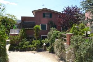カポリーヴェリにあるAppartamenti Gli Alberiの前庭付きの家