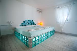 una camera da letto con un letto grande in una stanza di Suite House L'Isola Che Non C'è a Fontane Bianche