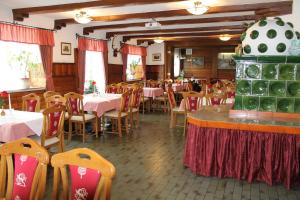 een restaurant met tafels en stoelen en een kamer met tafels en stoelen bij Kirchenwirt Gosau in Gosau