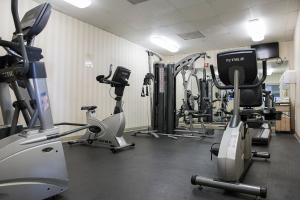 einen Fitnessraum mit mehreren Laufbändern und Trainingsgeräten in der Unterkunft Grande Shores in Myrtle Beach