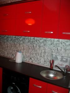 A kitchen or kitchenette at Black&Red Apartment