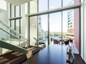 un balcone con tavolo e sedie in un edificio di Felix 374 FF Apartment a Brisbane