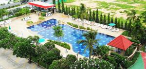 an overhead view of a pool at a resort at Jomtien beach Condominium S2 in Jomtien Beach
