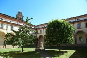 un edificio con dos árboles delante de él en Antico Convento San Francesco en Bagnacavallo