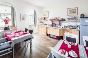 a kitchen and dining room with a table and chairs at Gästehaus Bakker in Norderney