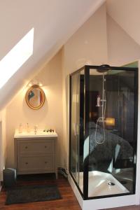 ブローニュ・シュル・メールにあるAu repere de Marietteのバスルーム(ガラス張りのシャワー、シンク付)