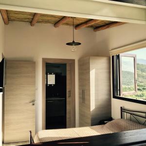 um quarto com uma cama e uma janela em Xenios Guesthouse em Koilani