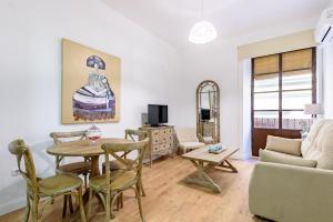 sala de estar con mesa, sillas y sofá en Apartamento Garcia Lorca III, en Granada
