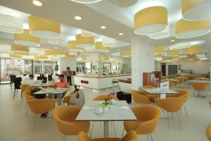 Restaurant ou autre lieu de restauration dans l'établissement Alimounda Mare Hotel