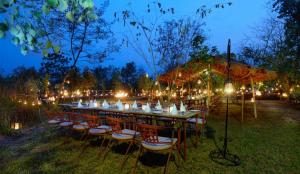 Barahi Jungle Lodge tesisinin dışında bir bahçe