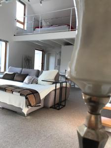1 dormitorio con 1 cama y 1 loft en Villa Clee Ferienwohnungen en Cleebronn