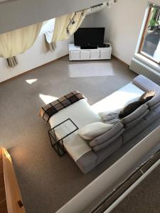 Villa Clee Ferienwohnungen في كليبرون: غرفة معيشة مع أريكة وتلفزيون