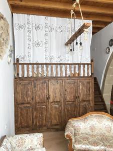 アルハンゲロスにあるAnemos Traditional Villaのリビングルーム(木製のドア、ソファ付)
