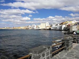 Gallery image of Alquilaencanarias-Medano "Halley", terrace & beach in El Médano