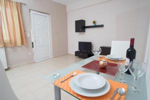 Телевизор и/или развлекательный центр в Naiades Luxury Apartments