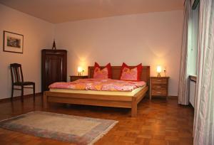 a bedroom with a bed with red pillows at Villa Ludwig Fewo in Otterndorf