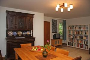 a dining room with a table with a bowl of fruit at Villa Ludwig Fewo in Otterndorf