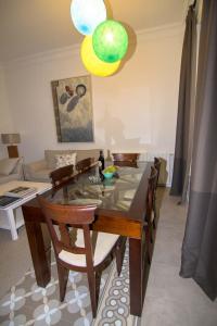 - un salon avec une table à manger et des chaises dans l'établissement Apartamento Piamonte, à Madrid