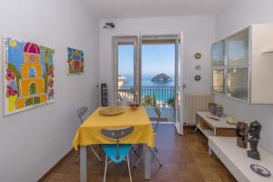 una habitación con una mesa con un mantel amarillo. en Golfo dell'Isola Appartamento, en Spotorno