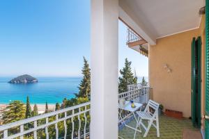 balcón con vistas al océano en Golfo dell'Isola Appartamento, en Spotorno