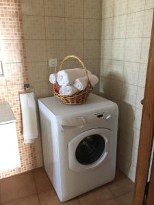 uma cesta em cima de uma máquina de lavar roupa na casa de banho em Summer Knights in Ilha de Rhodes