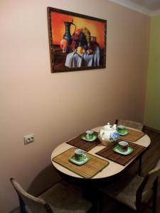 SalavatにあるМини-гостиница УЮТの皿と花瓶が並ぶテーブル