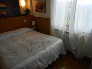 ein Schlafzimmer mit einem Bett mit einem Schild drauf in der Unterkunft Garden Villa Sea View in Riomaggiore