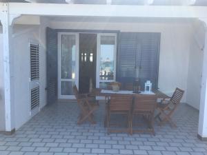 A balcony or terrace at LungoMare Apartment
